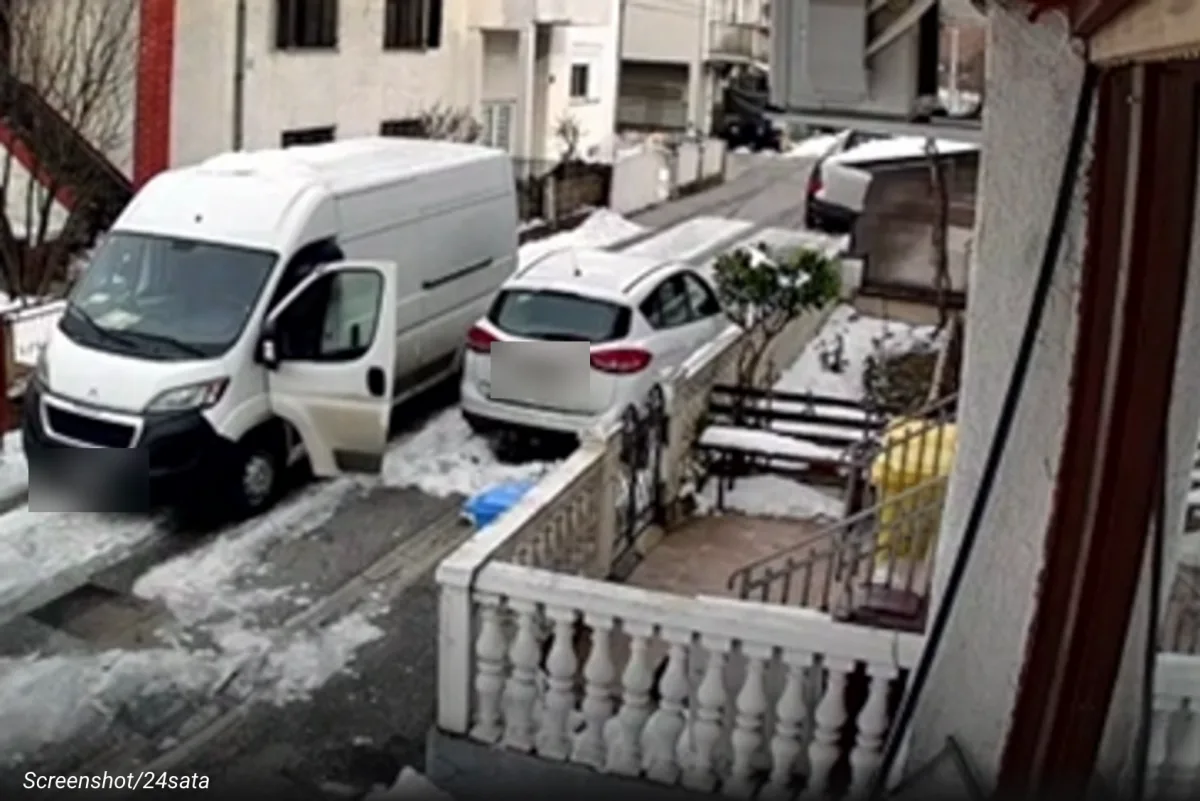Snimka iz članka: Širi se skandalozna snimka dostavljača koji baca pakete u Zagrebu: 'U šoku smo, zadnja narudžba nam se sasvim polomila'