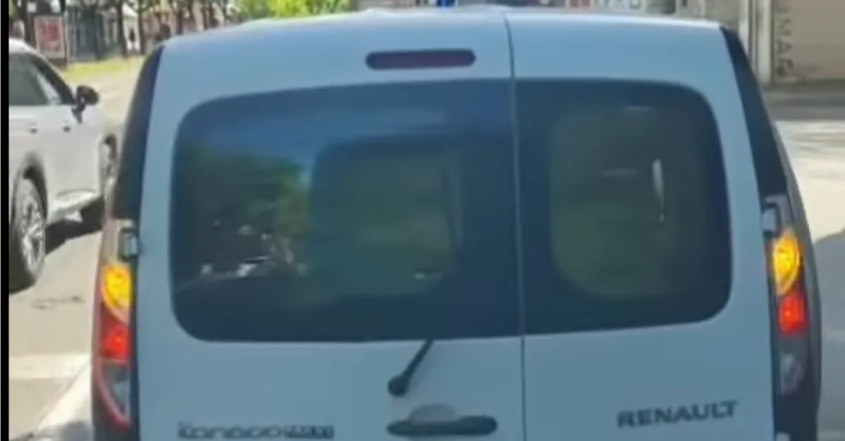 Snimka iz članka: VIDEO Nevjerojatne scene u centru Zagreba: Dostavno vozilo stalo je ispred tramvaja u centru Zagreba. Pa stoji, i stoji i stoji....
